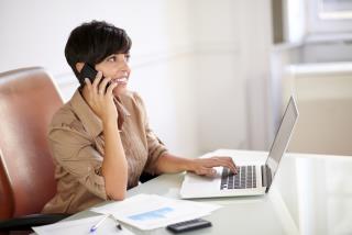 Laure effectue une approche téléphonique des établissements sélectionnés.