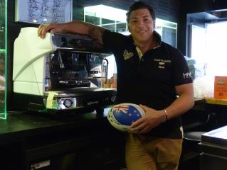 Byron Kelleher , l'ancien All Blacks aux commandes du Haka Corner, sportsbar à Toulouse