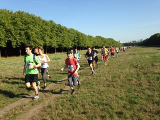 Départ surles chapeaux de roue pour les concurrents qui s'élancent dans le Bois de Boulogne.