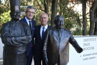 Dominique Giraudier et Hervé Fleury, aux côtés des statuettes de Paul Bocuse et Gérard Pélisson à...