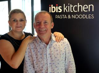 Gwenaël Le Houérou, propriétaire de l'Ibis Aix en Provence, et Sonia Ezgulian, cuisinière et...