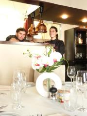 Le jeune couple assure cuisine et pâtisserie.