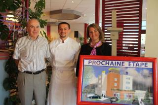 De gauche à droite Pierre Wendling, propriétaire, Michel Roy, chef de l'Arbre bleu et Myriam Veyrat...