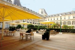 Le Crowne Plaza Paris République a installé une terrasse de 1 500 m², avec plancher de bois, grands...