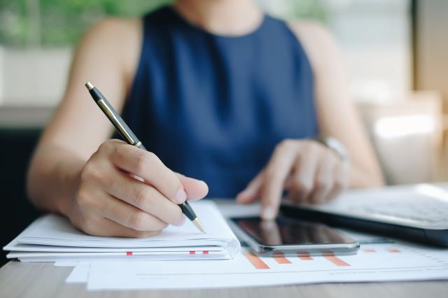 Le coût prévisionnel du personnel permanent est évalué employé par employé.