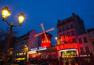 La façade du célèbre Moulin Rouge, Paris XVIIIe