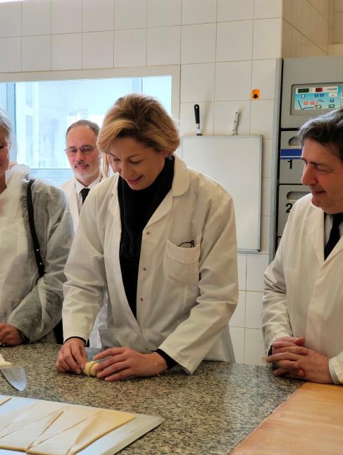 Nathalie Delattre,  ministre chargée du Tourisme, s'est essayé à la confection d'un croissant lors de sa visite à Ferrandi Paris