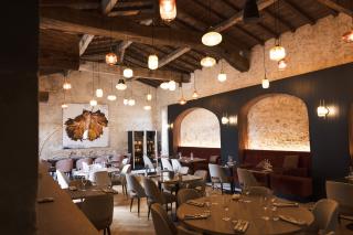La salle du restaurant de 45 couverts a été rénovée de façon à conserver la charpente authentique.