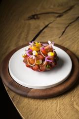 Afin de réaliser sa tarte à la tomate, Mathieu Pérou a choisi uniquement des fruits issus de son...
