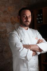 Le chef étoilé Julien Médard, engagé dans une gastronomie durable aux fourneaux de son restaurant...