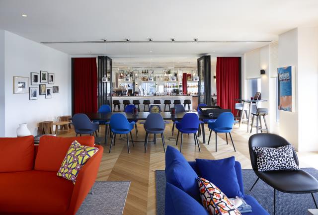 La marque citizenM – ici, l'hôtel parisien, voisin de la Gare de Lyon - privilégie les pièces de mobilier de l'éditeur suisse Vitra.