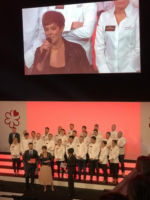 La promotion Passion Dessert 2019, accueillie sur scène par Gwendal Poullennec, directeur international des guides Michelin et Clémentine Alzial, Directrice générale de Valrhona.