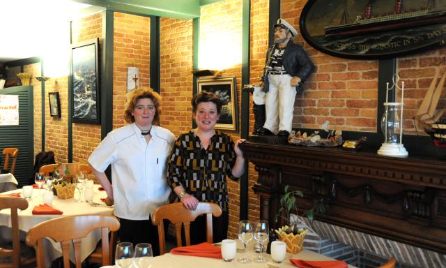 Nadège et Corine dans la alle du restaurant