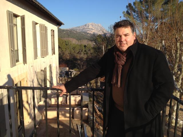 Mathias Dandine à l'heure du chantier, sur fond de Sainte-Victoire