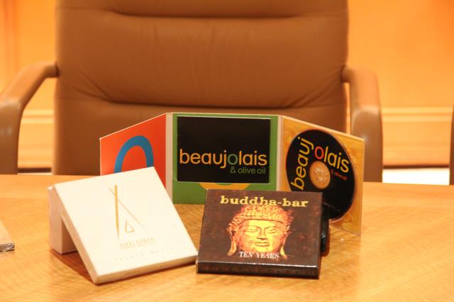 Les produits proposés sur support CD, bien que l'acquisition de la musique se fasse de plus en plus par des medias comme itunes.