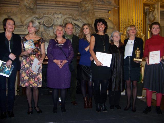 Jacotte Brazier (en mauve), la petite-fille d'Eugénie Brazier, aux côtés des lauréates du Prix littéraire, de  Marc Lambron et  Danièle Mazet-Delpeuch.