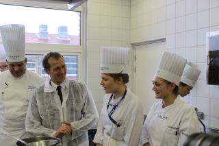 De gauche à droite, Frédéric Mignot, professeur de cuisine, Guillaume Garot et deux étudiantes du...