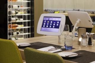 Une table dotée de huit iPads permet aux clients de surfer sur le web pendant leur repas.