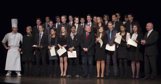 sur la photo  : une classe de bac techonologique hôtelier qui a obtenu son bac en juin 2012...