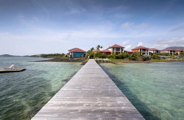 Vue du ponton,situé à l'arrière de l'hôtel, dans le lagoon turquoise de la mer des Caraibes, où le client peut profiter sur des transats en toute intimité.