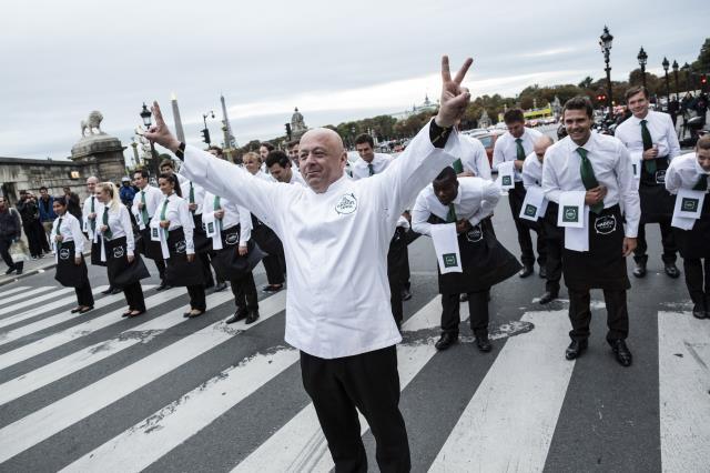 Rue de Rivoli, hier soir, Thierry Marx et une centaine de serveurs ont proposé aux Parisiens coincés dans leur voiture de déguster 4 plats.