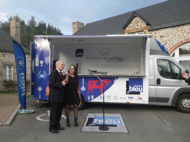 'La tournée des cordons bleus' est lancée avec Jean Arthuis, président du Conseil général, et Anne Marie Amoros, directrice de France Bleu Mayenne.