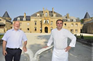 Jean-François Robin, le propriétaire et le chef Christophe Quentin devant le Château Domaine du...