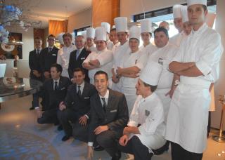 Les participants entourent les Bocuse d'Or.