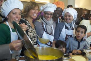 Aux côtés de parents d'élèves, Isabelle Haeberlin, la présidente de l'association Epices, a...