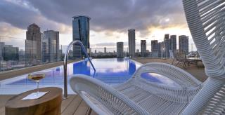 L'hôtel  offre une vue sur le quartier d'affaires de Tel Aviv, dont le plus haut building du pays.