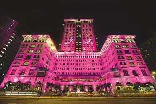 La façade du Peninsula Hong Kong, illuminées de rose dan le cadre de la campagne Peninsula in Pink,...