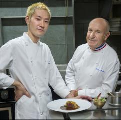 Kei Kobayashi et Gérard Besson réunis autour du gibier.