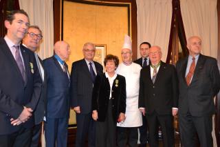 Nicole Jobin, (au centre), et Gérard Dupont ont reçu respectivement leurs insignes de chevalier et...