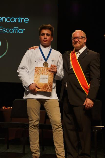 Le vainqueur du trophée Auguste Escoffier, Jonas Boll, représentant la Suisse aux côtés de Marc Meurin,  château de Beaulieu à Busnes, 2 étoiles Michelin.