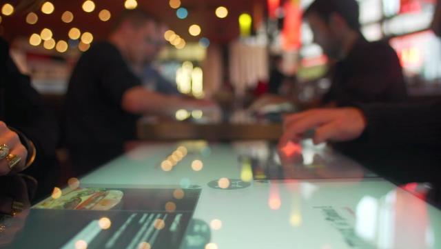Après le bar-restaurant Touch'in Paris, Max à Table ! est la seconde enseigne française à inviter la technologie à table. Au menu : « hambourgeois » et tables interactives.