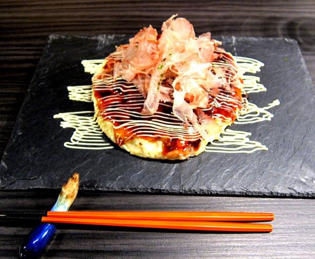 L'okonomiyaki, plat populaire typiquement japonais, séduit les Français.