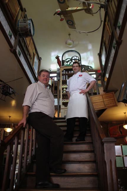 Laurent Bellée, le chef du Bougnat depuis quatorze ans, et Laurent Aknin, nouveau propriétaire des lieux.