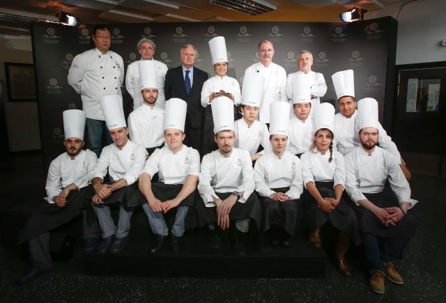 Les douze lauréats de la première édition du concours Cinco Jotas International Tapa Award, présidée par le chef espagnol triplement étoilé Pedro Subijana .