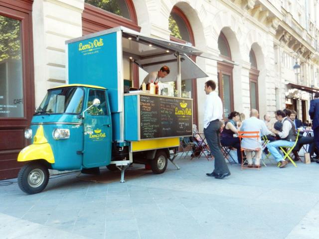 Leoni's Deli est présent tous les vendredis avec ses fameux hot-dogs : des saucisses et du pain certifiés bio, et des emballages en papier recyclé.