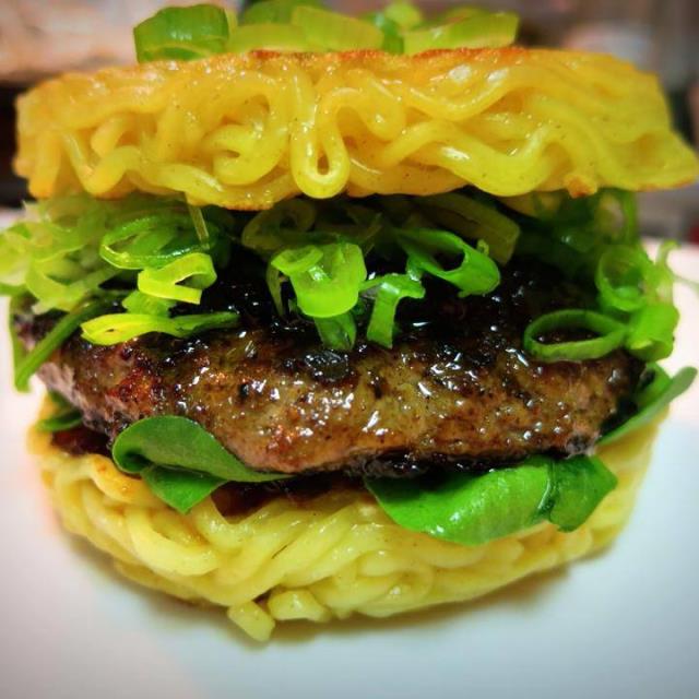 Le ramen burger rencontre un vif succès dans la Grosse Pomme.