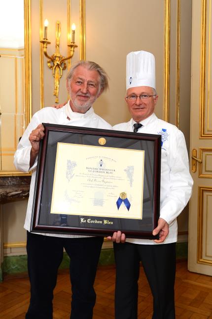 Pierre Gagnaire recevant son diplôme d'honneur des mains de Patrick Terrien.