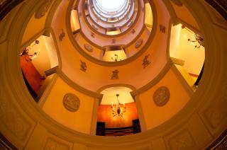 L'atrium de l'hôtel avec l'escalier tout autour.