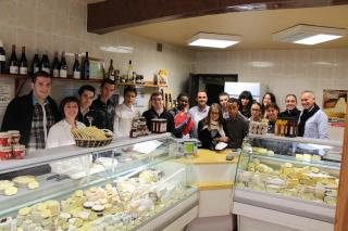 Une classe du lycée de St Shamond et leur professeur Maurice Marnas, en visite à la fromagerie de...