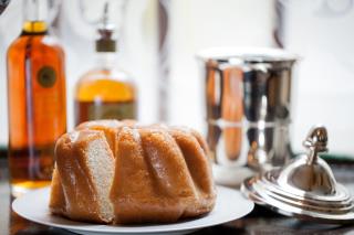 Le savarin accompagné de ses rhums et de la crème fouettée d'Allard, Paris VIe