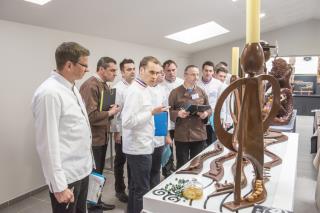 Le jury en pleine notation des pièces en chocolat.