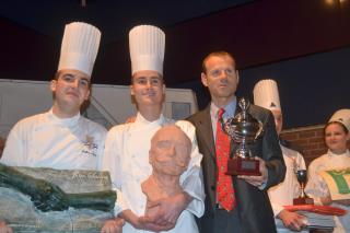 Geoffrey Agliata et Elliot Mallard, le binôme vainqueur de ce concours avec leur professeur Eddy...