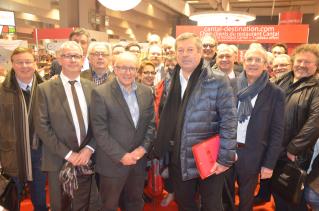 Réunion sur le stand du Cantal pour l'Umih Restauration en présence de Roland Héguy (au centre) et...