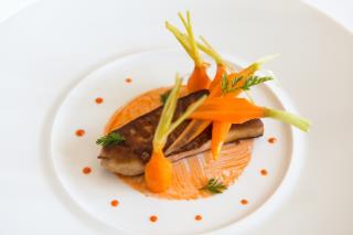 Escalope de foie gras poêlée, carottes de sable crues et cuites roulées à l'huile d'amandons de...