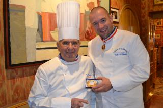 Paul Bocuse à qui Guillaume Gomez remet la médaille des 10 ans de la promotion 2004 créée pour...