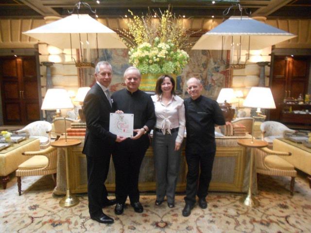 Jean-Claude Messant, directeur général du Métropole Monte-Carlo, Joë Robuchon, Alberte Escande, présidente de l'Association des Industries Hôtelières Monégasques et Christophe Cussac, chef du restaurant Joël Robuchon.